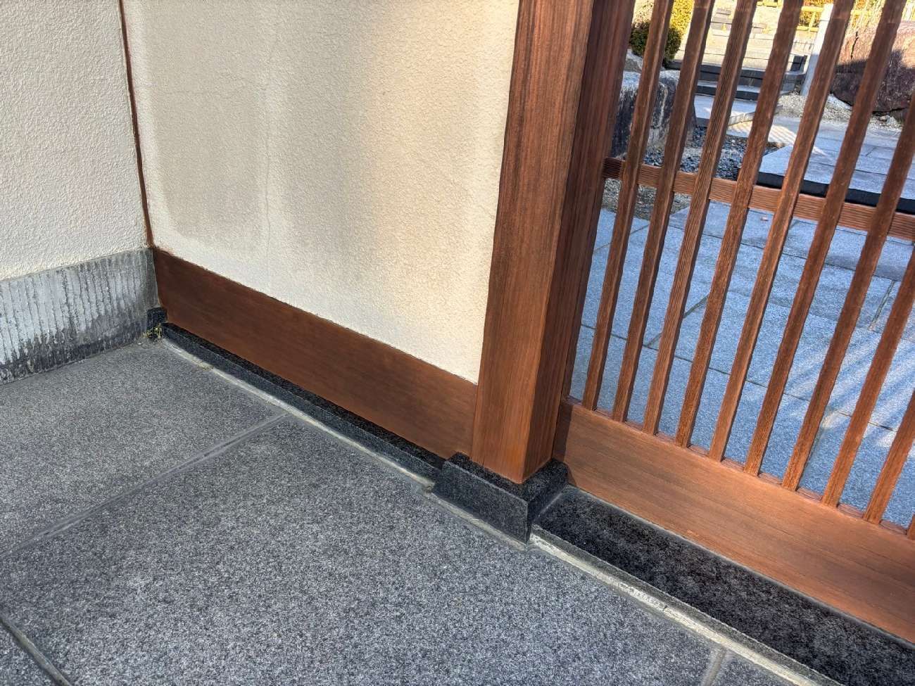 すっかりきれいになった扉部分