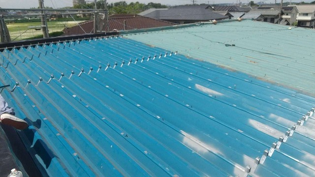 折板屋根のカバー工法でタイトフレームを設置