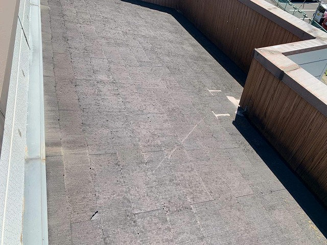 劣化で塗膜剥がれや割れ、苔、カビなどがあったスレート屋根