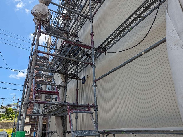 名古屋市緑区　カバー工法によるガルバ角波板金の張り施工の様子