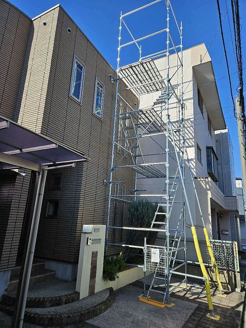 陸屋根住宅の屋上防水メンテナンスを行うための昇降足場の設置が完了