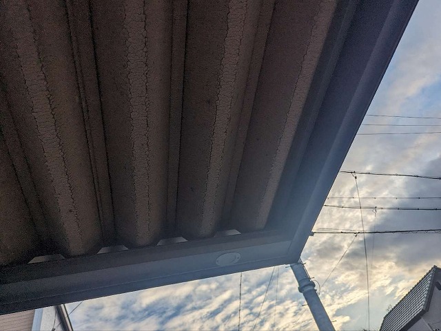 折板屋根のペフが劣化してひび割れている様子