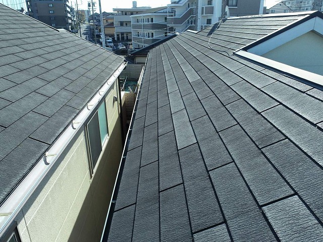 スレート屋根が劣化で激しく色あせている様子