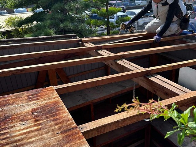 雨漏りしで傷んだ物置小屋の屋根下地取り外し