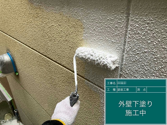ALC外壁への塗装工事の下塗り施工中