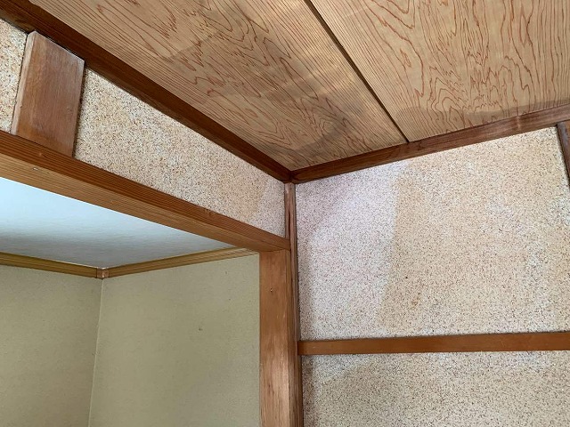 屋根の劣化が原因で雨漏りがあった室内の被害状況