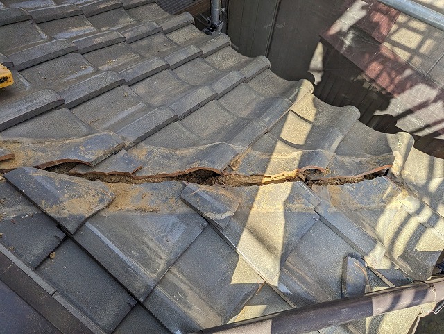 棟瓦取り直し工事で既存棟瓦を撤去した後の様子