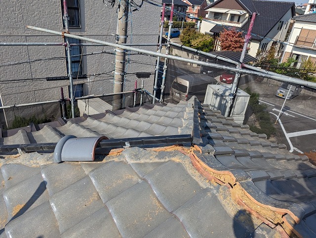 濡れても腐らない樹脂製垂木を使った棟瓦取り直し工事