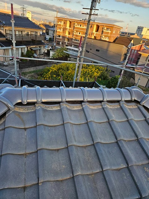 樹脂垂木と乾式面戸シートのハイロールAIRでつくった下地に冠瓦を取り付け