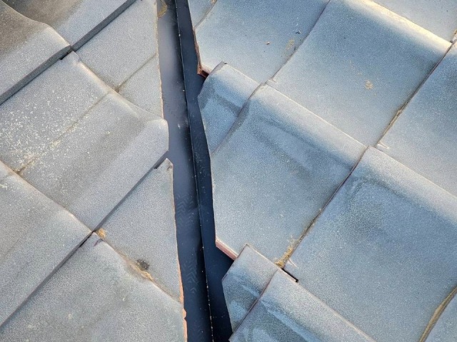 雨漏り修理で劣化でサビた谷板金を交換