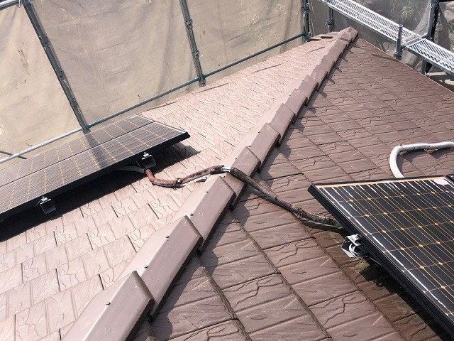 F型瓦屋根の隅棟に取り付けられている差し棟板金の瓦役物への変更が完了