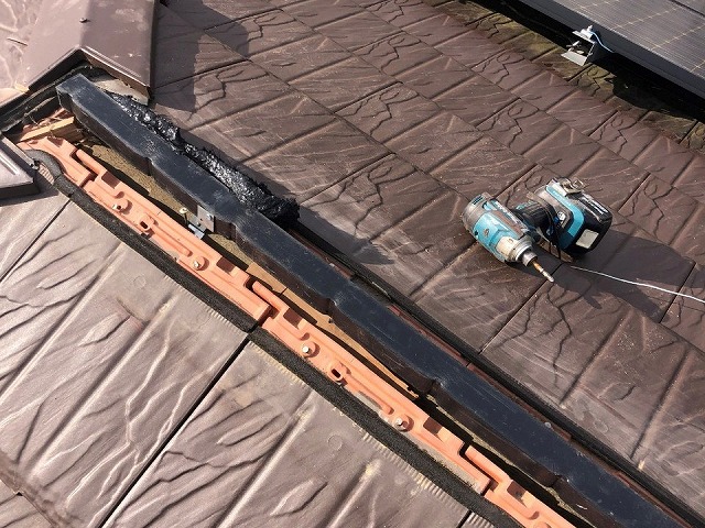 F型瓦屋根の既存棟板金を撤去した後に受け金物と垂木で棟瓦の下地を構築