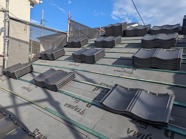 葺き替えによる軽量化リフォームで使用するハイブリッド瓦「ルーガ雅」