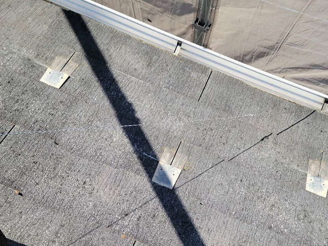 雪止め金具をグラインダーで切断した状況