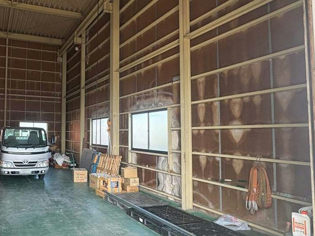 雨漏りにより内壁が激しく傷んだ倉庫建物