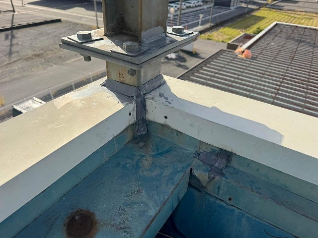 会社倉庫建物の屋上パラペット部の笠木と鉄骨柱との取り合い部のコーキング打ち替え