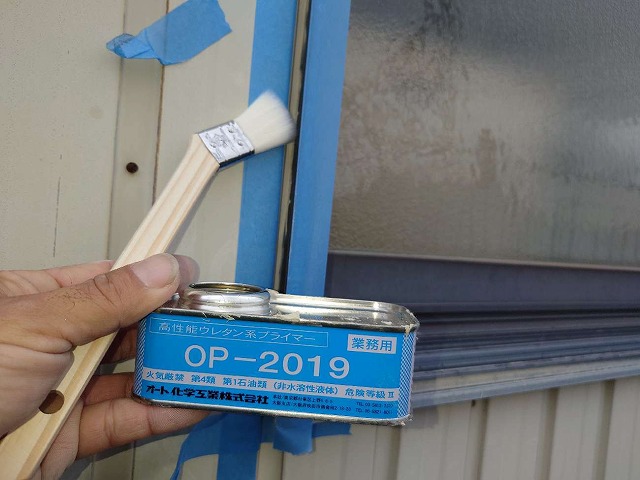 会社倉庫建物のコーキング打ち替え工事で使用するプライマー