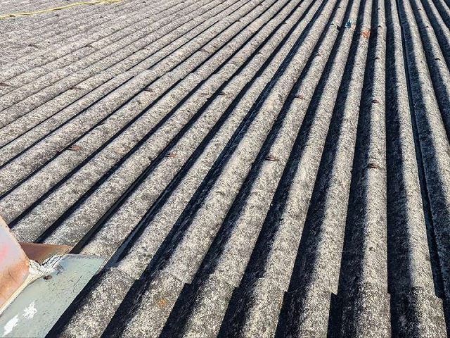 屋根カバー工法による改修工事のボルト頭の切断状況