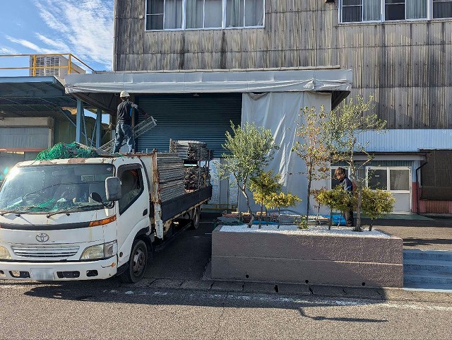 屋根カバー工法による改修工事のための足場の資材を積載した車輌