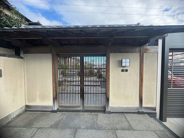 和風住宅の門扉周辺の木材に劣化症状を確認した現場調査