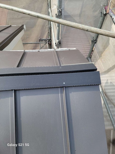 屋根カバー工事の棟部に樹脂製垂木をビス固定