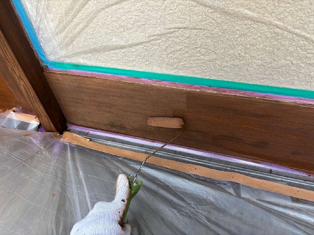 木部塗装工事の浸透型塗料を用いた施工の様子