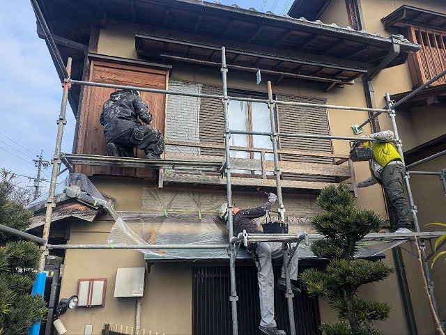 雨戸や手すりなどの木部に「キシラデコール」を用いた1回目塗装