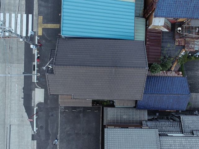 住宅の平板瓦屋根のドローンを使った定期点検