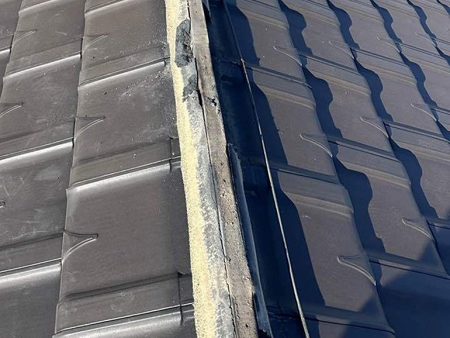 棟瓦取り直し工事で既存棟瓦を取り外した後の垂木の劣化状況