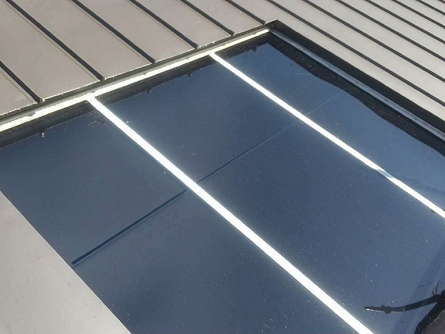 バルコニー屋根のポリカーボネート平板の交換が完了した状況