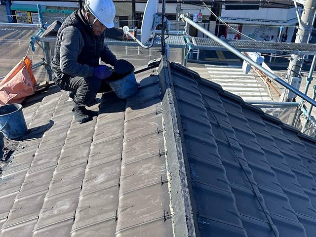 棟瓦取り直し工事で南蛮漆喰の塗り固めによる棟瓦の土台構築