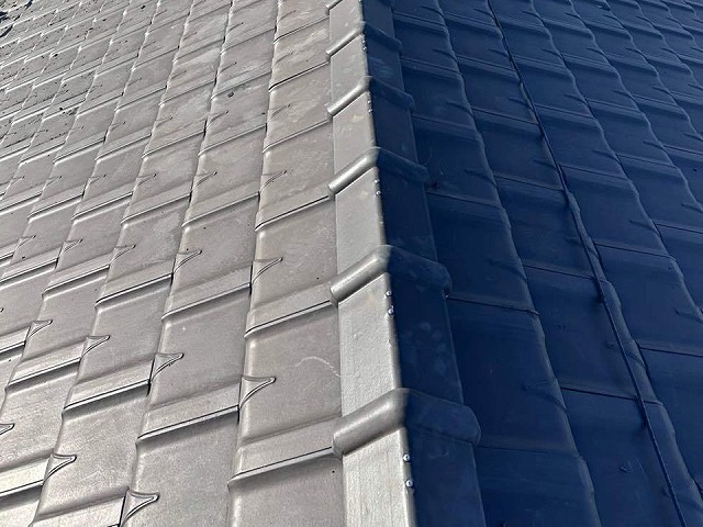 棟瓦取り直し工事で取り外していた棟瓦を再設置した状況