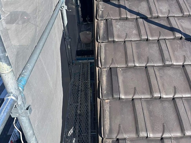 経年劣化にともなう袖瓦取り直し工事の既存袖瓦取り外し工程