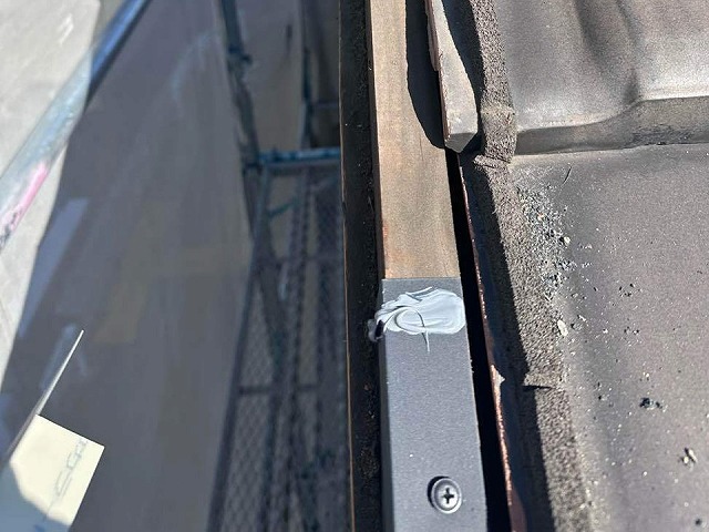 袖瓦取り直し工事の木下地に対する水切り板金取り付け施工