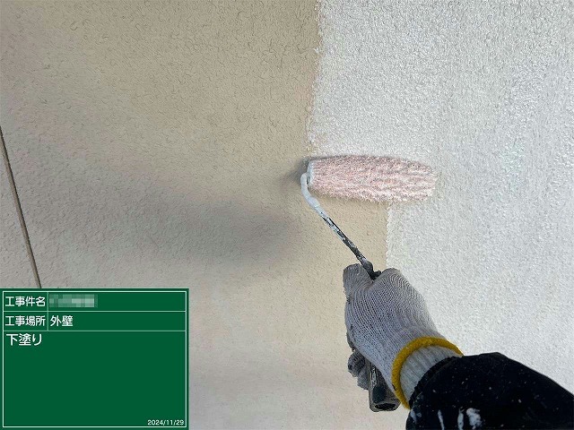 住宅外壁塗装工事の2階プレーン調サイディングへの下塗り