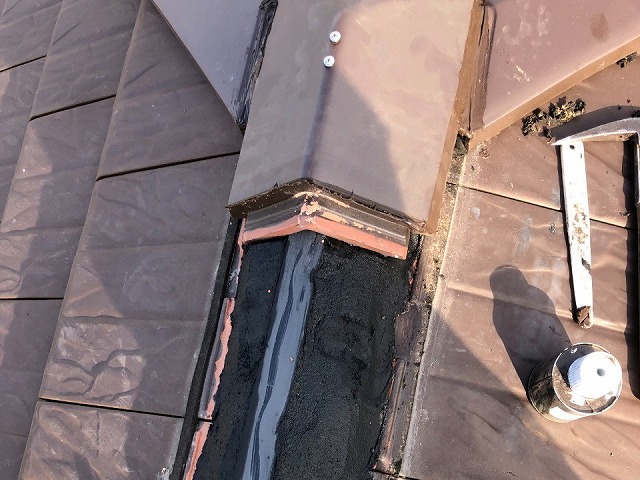 屋根板金役物取り替え工事で三角冠瓦を樹脂製芯材にステンレスビスで留め付け