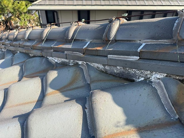 屋根の漆喰が劣化して一部に剥がれ落ちが見られる様子