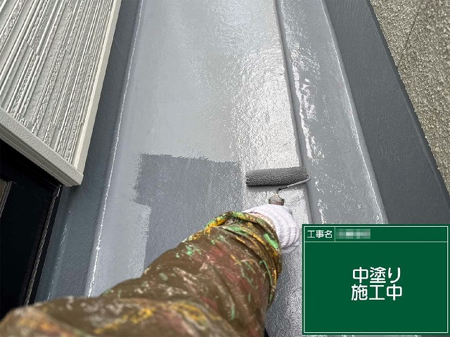 ベランダ防水トップコート塗り替え工事の中塗り施工状況