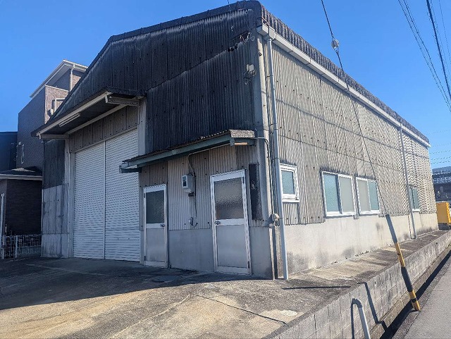 波型スレート外壁の苔やカビの発生を確認した現場調査