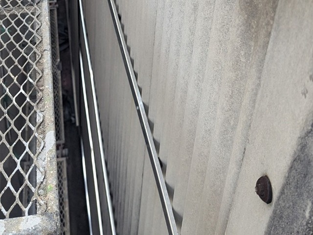 倉庫建物の波型スレートに対する外壁カバー工法のボルト切断状況