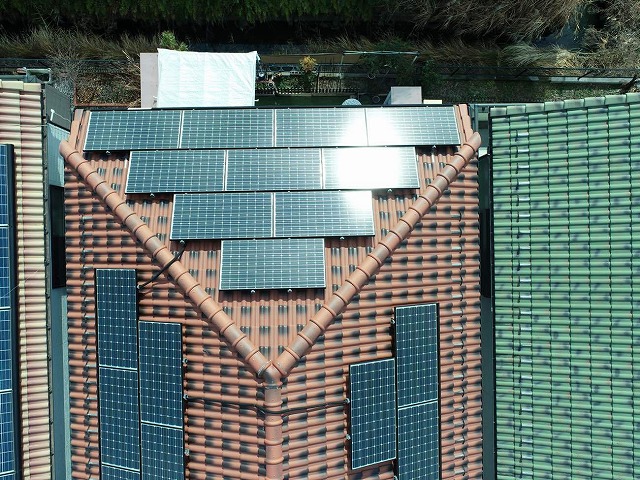 ドローンを用いたモニエル瓦仕上げの屋根の点検状況