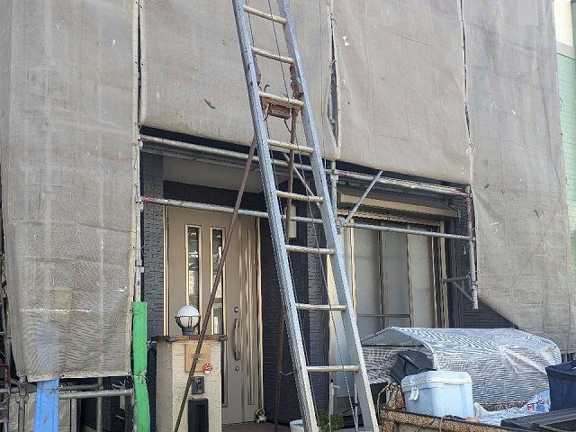 棟瓦取り直し工事の足場といっしょに設置したはしごタイプの荷揚げ機