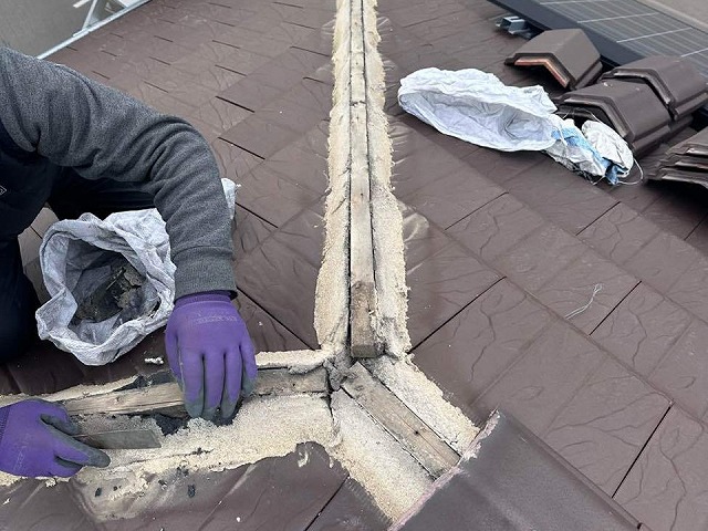 棟瓦取り直し工事で既存棟瓦を取り外した状況