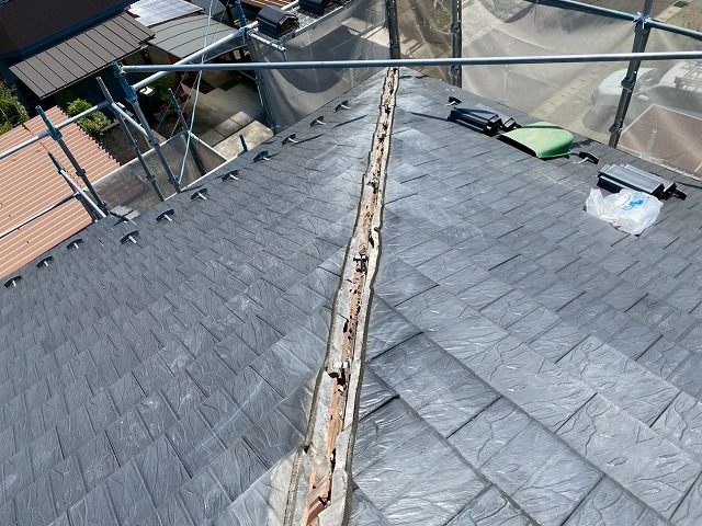 棟瓦取り直し工事の漆喰や垂木を解体