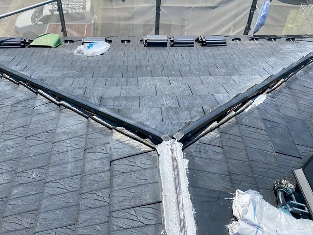 名古屋市緑区　住宅棟瓦取り直し工事で樹脂製垂木の周囲に南蛮漆喰を盛り付けている様子