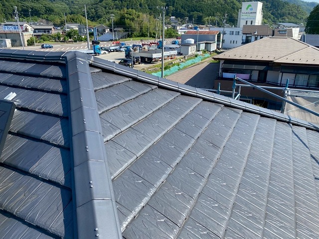 名古屋市緑区　住宅棟瓦取り直し工事の取り外していた棟瓦をステンレスビスで再設置