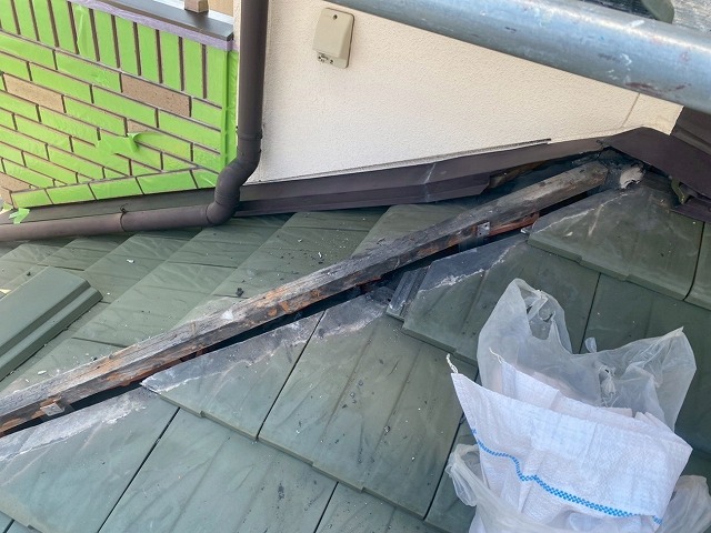 屋根の棟瓦取り直し工事で棟瓦を固定する芯材が激しく傷んでいる様子
