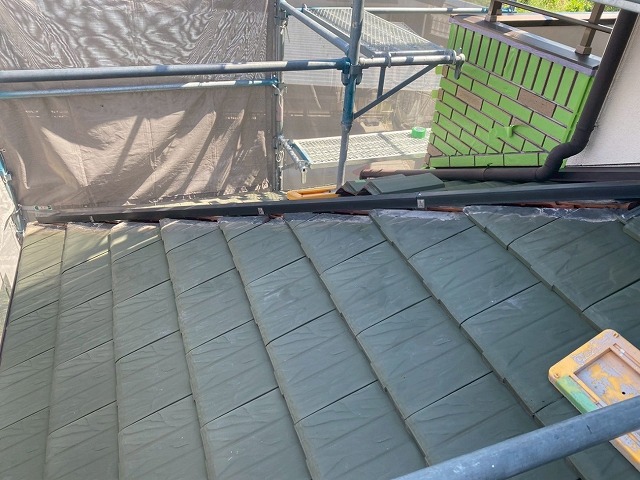 棟瓦取り直し工事で補強金物に樹脂製の芯材を取り付けた状況