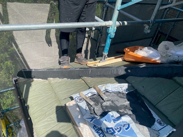 棟瓦取り直し工事の土台部構築のため使用したモルロック