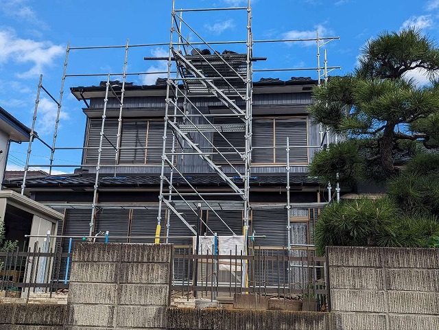 屋根葺き替え工事のための足場設置工事が完了